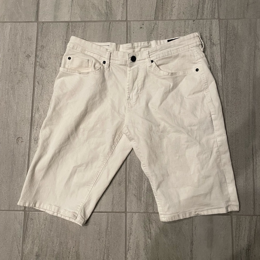 White capri jean shorts.